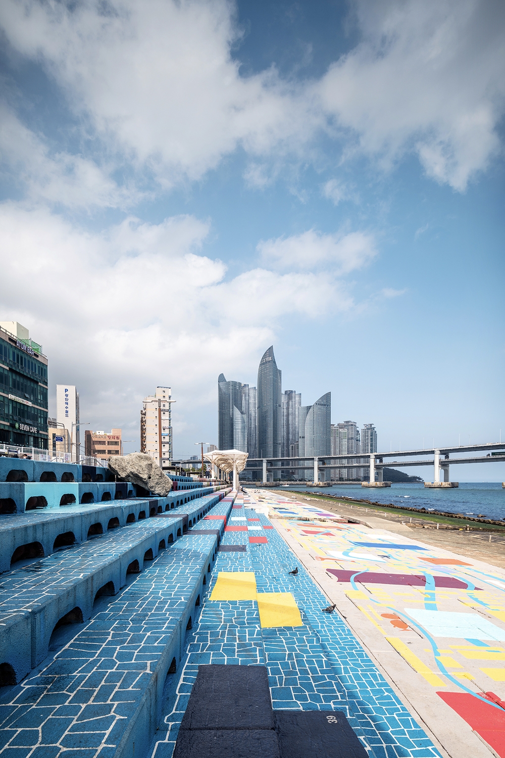 Intervento di grafica urbana per la riqualificazione del Millak Waterside Park sul lungomare di Busan (Corea del Sud) dal titolo WATERFRONT DOOR / INTO THE OCEAN, progettato dello studio Migliore + Servetto